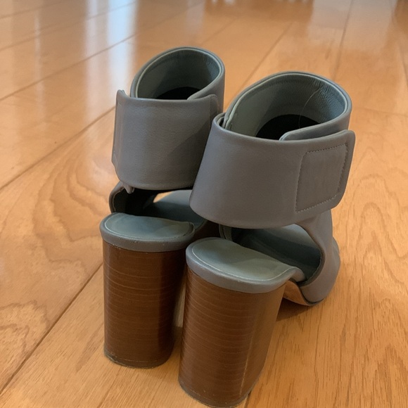 Vince “Faye” open toe bootie.  Gently worn and beautiful condition size 6.5 - Picture 3 of 7